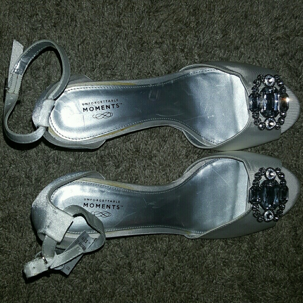 4/ $20 Dyable shoes! Size 6.5 nwt